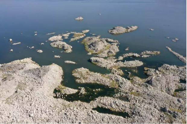16 bin yıl önce püskürdü Demirköprü Barajı’nın suyu çekilince göründü. Kara olan rengi beyaza döndü - Resim: 9